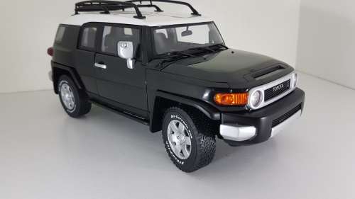 1/18 AutoArt Toyota FJ Cruiser