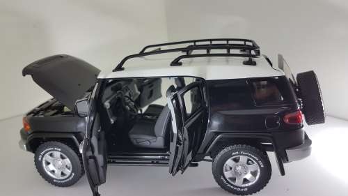 1/18 AutoArt Toyota FJ Cruiser