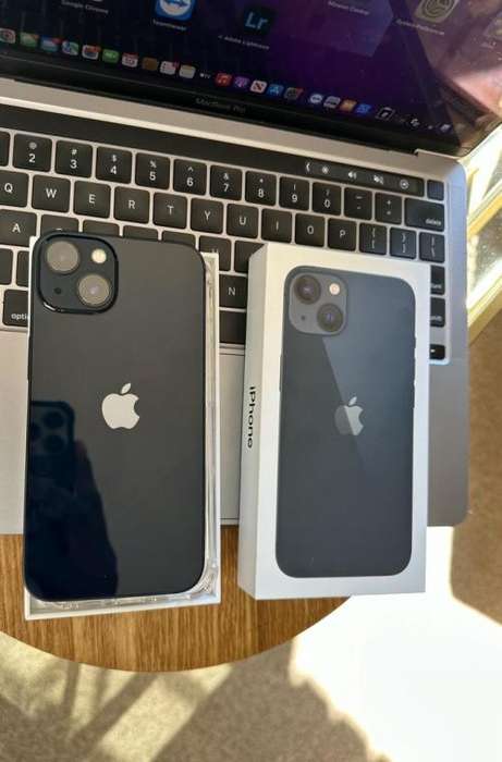 iPhone 13 ,Midnight (256GB)  Prestine Condition + box, charger and EXTRAS worth R799