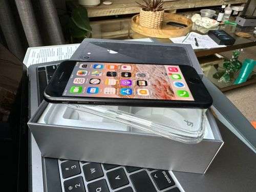 iPhone 8 (64GB) *EXCELLENT CONDITION , comes with box and all accessories + Extras worth R499