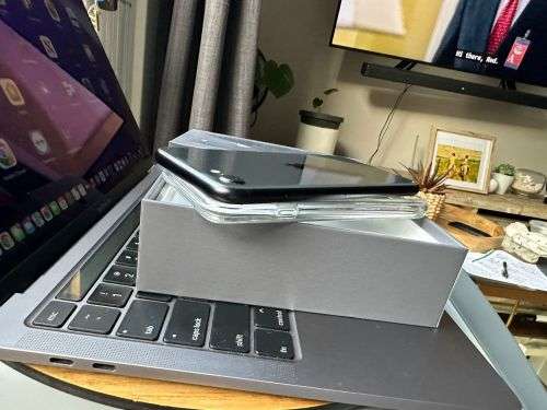 iPhone 8 (64GB) *EXCELLENT CONDITION , comes with box and all accessories + Extras worth R499