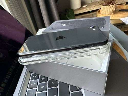 iPhone 8 (64GB) *EXCELLENT CONDITION , comes with box and all accessories + Extras worth R499