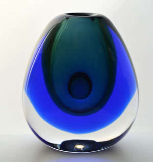 GOLD MEDAL WINNER. SCARCE MOSER CZECH ART GLASS SCULPTURAL VASE DESIGNED BY VLADIMIR MIKA IN 1967