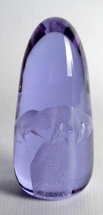 A LILAC PAPERWEIGHT WITH AIR BUBBLES : A 70s BEAUTY DESIGNED BY PETR HORA (ATTR) FOR SKRDLOVICE
