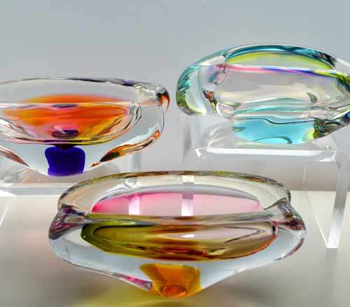 A DAZZLINGLY BEAUTIFUL NOVY BOR (BOROCRYSTAL) SCULPTURAL ART GLASS ASHTRAY / BOWL FROM THE 1960s