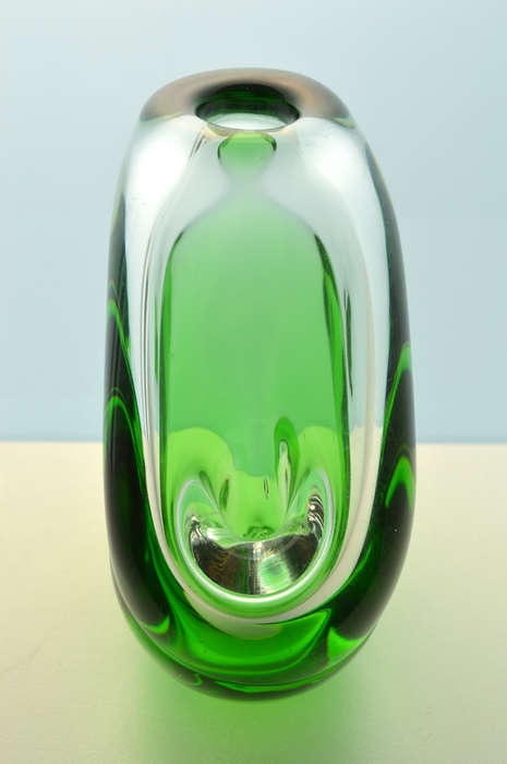 * A DAZZLING MODERNIST SKRDLOVICE ART GLASS SCULPTURAL VASE DESIGNED BY KAREL WUNSCH IN 1976