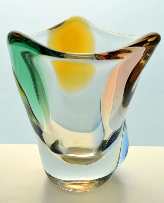 A MAGNIFICENT & MOST ELEGANT CZECH ART GLASS VASE DESIGNED BY FRANTISEK ZEMEK FOR MSTISOV