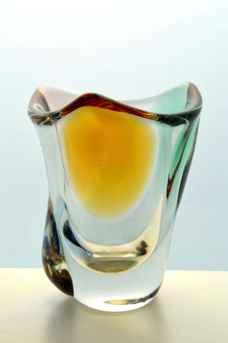 A MAGNIFICENT & MOST ELEGANT CZECH ART GLASS VASE DESIGNED BY FRANTISEK ZEMEK FOR MSTISOV