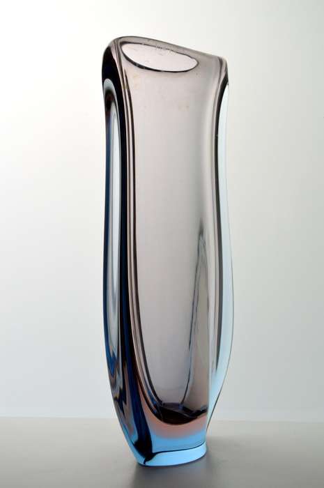 HALLMARK DESIGN: SKRDLOVICE SOMERSO VASE, DESIGNED BY JAN BERANEK IN THE 1950s