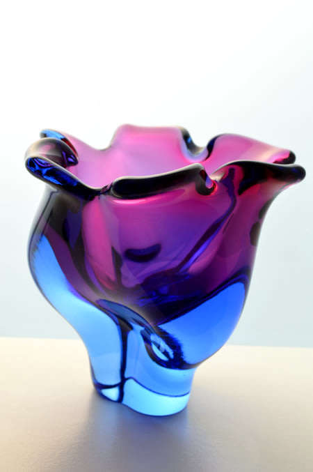 A DAZZLINGLY BEAUTIFUL NOVY BOR (BOROCRYSTAL) SCULPTURAL ART GLASS BOWL WITH LABEL FROM THE 1960s