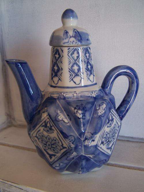 Lovely vintage Blue and White Chinese Tea pot