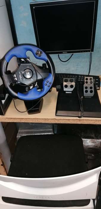 Gaming Logitech Force Drive, Pedals, Charger, PS4, Xbox, PC, Playstation, PS3, PS2, worth R8000. 00