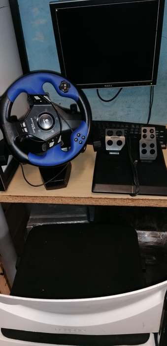 Gaming Logitech Force Drive, Pedals, Charger, PS4, Xbox, PC, Playstation, PS3, PS2, worth R8000. 00