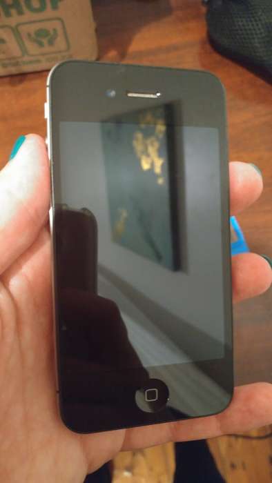 iPhone 4 16GB WiFi+3G Bundle (Blue Otterbox Case & 2 USB charging cables) - Unlocked