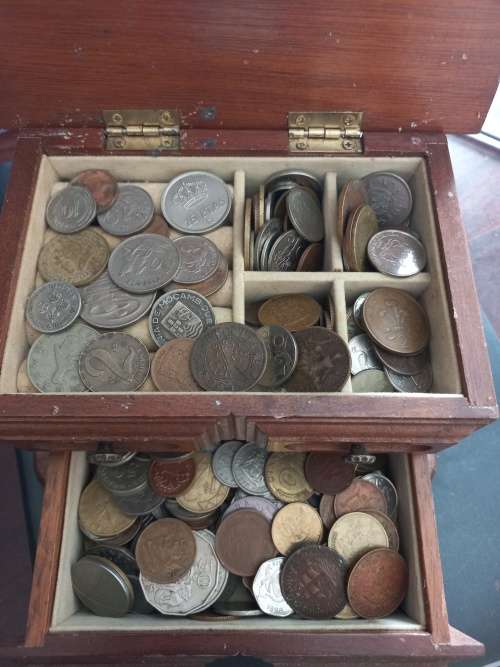 Trinket box filled with 250 mixed coins. Bargain starting price