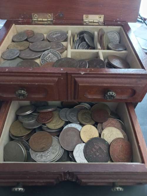 Trinket box filled with 250 mixed coins. Bargain starting price