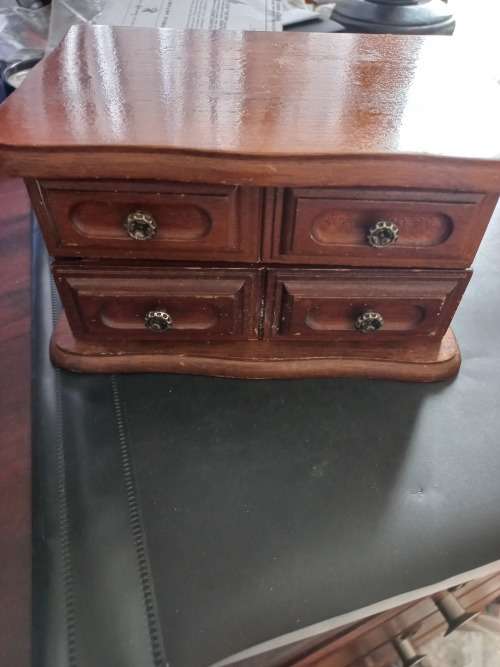 Trinket box filled with 250 mixed coins. Bargain starting price
