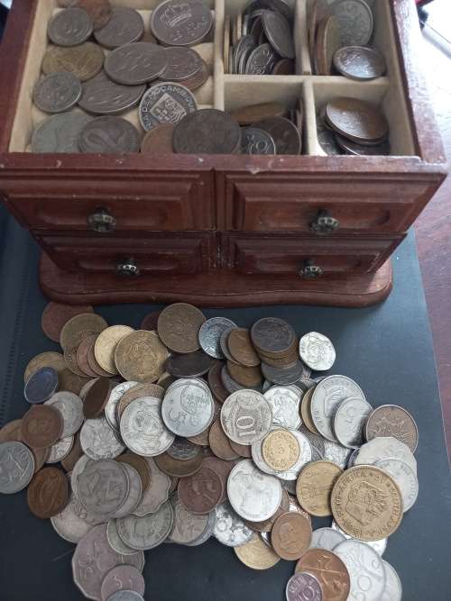 Trinket box filled with 250 mixed coins. Bargain starting price