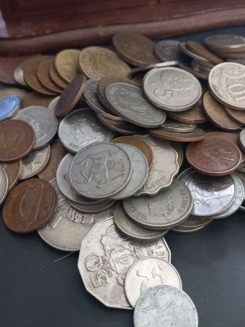 Trinket box filled with 250 mixed coins. Bargain starting price