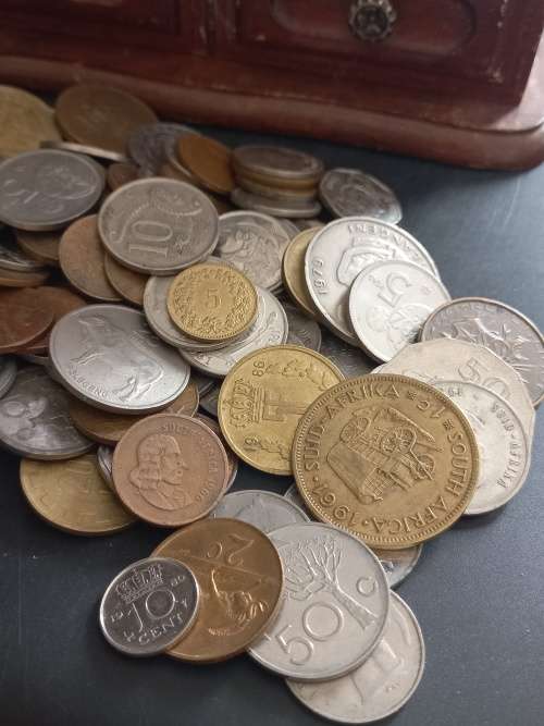 Trinket box filled with 250 mixed coins. Bargain starting price