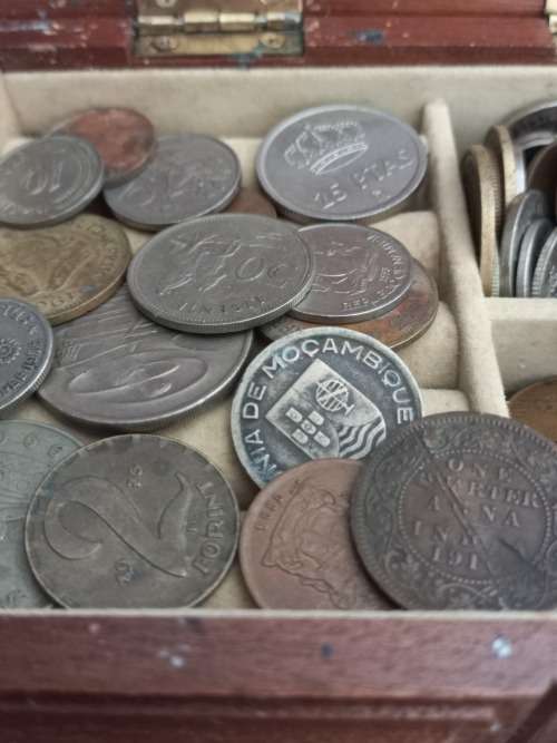 Trinket box filled with 250 mixed coins. Bargain starting price