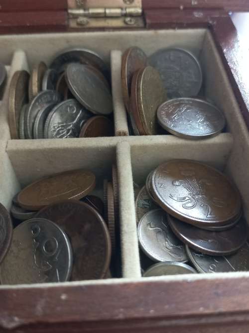 Trinket box filled with 250 mixed coins. Bargain starting price