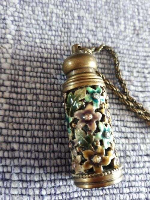 PRETTY PERFUME NECKLACE.