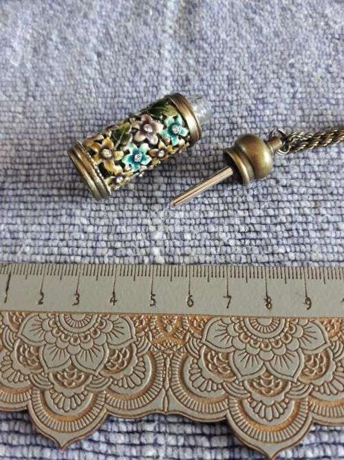 PRETTY PERFUME NECKLACE.