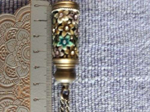 PRETTY PERFUME NECKLACE.