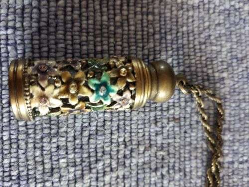 PRETTY PERFUME NECKLACE.