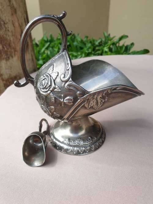 BEAUTIFUL VINTAGE SILVER-PLATED SUGAR BOWL WITH SCOOP