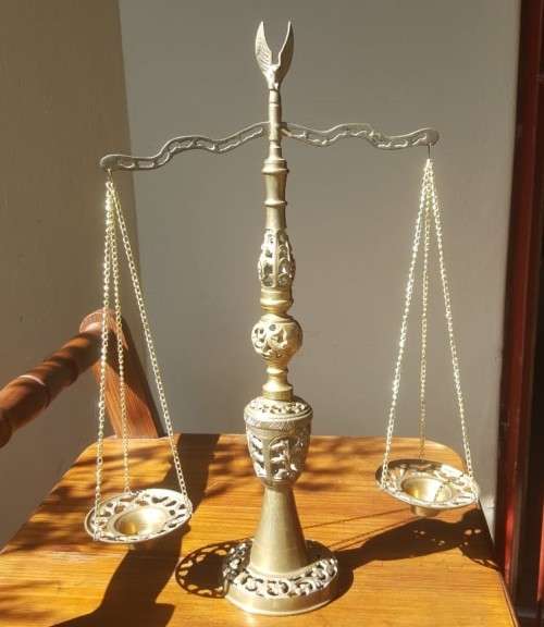 VINTAGE LARGE BRASS SCALES OF JUSTICE WITH BALANCING BEAM AND EAGLE TOPPER