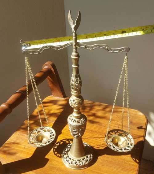 VINTAGE LARGE BRASS SCALES OF JUSTICE WITH BALANCING BEAM AND EAGLE TOPPER