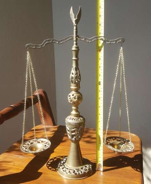 VINTAGE LARGE BRASS SCALES OF JUSTICE WITH BALANCING BEAM AND EAGLE TOPPER