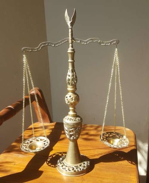 VINTAGE LARGE BRASS SCALES OF JUSTICE WITH BALANCING BEAM AND EAGLE TOPPER