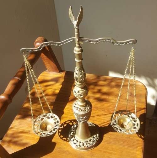 VINTAGE LARGE BRASS SCALES OF JUSTICE WITH BALANCING BEAM AND EAGLE TOPPER