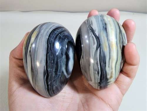 TWO ABSOLUTELY STUNNING AGATE ROCK EGGS  GREY BANDED AGATE  LARGE (70x45MM)
