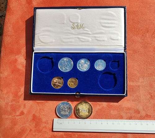 ONLY 11000 MINTED WITH A DOUBLE R1 SILVER (0.80 SILVER) COIN! A RARE SA 1984 SHORT PROOF COIN SET IN