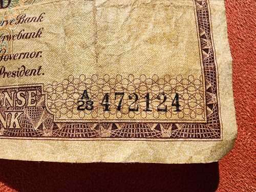 OLD SOUTH AFRICAN R1 NOTE FROM 1961 VAN RIEBEECK LARGE TYPE