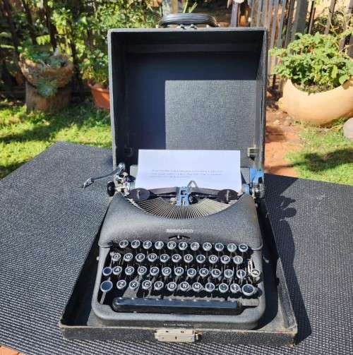REMINGTON 1948 DELUXE PORTABLE MODEL 5 TYPEWRITER MADE IN THE USA (SERIAL B1650133) IN EXCELLENT WOR