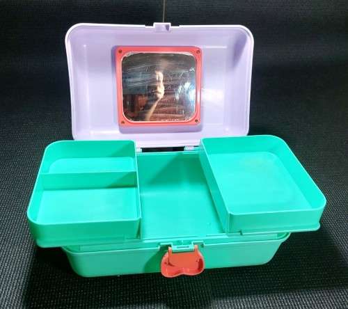 A VINTAGE 1990 REDBOX CABOODLES MAKE UP CARRY CASE IN LIGHT PURPLE AND TEAL WITH HEART LOCK AND MIRR