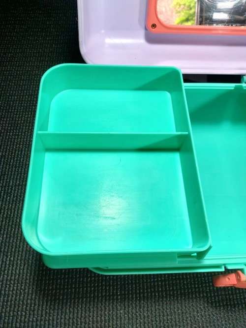 A VINTAGE 1990 REDBOX CABOODLES MAKE UP CARRY CASE IN LIGHT PURPLE AND TEAL WITH HEART LOCK AND MIRR