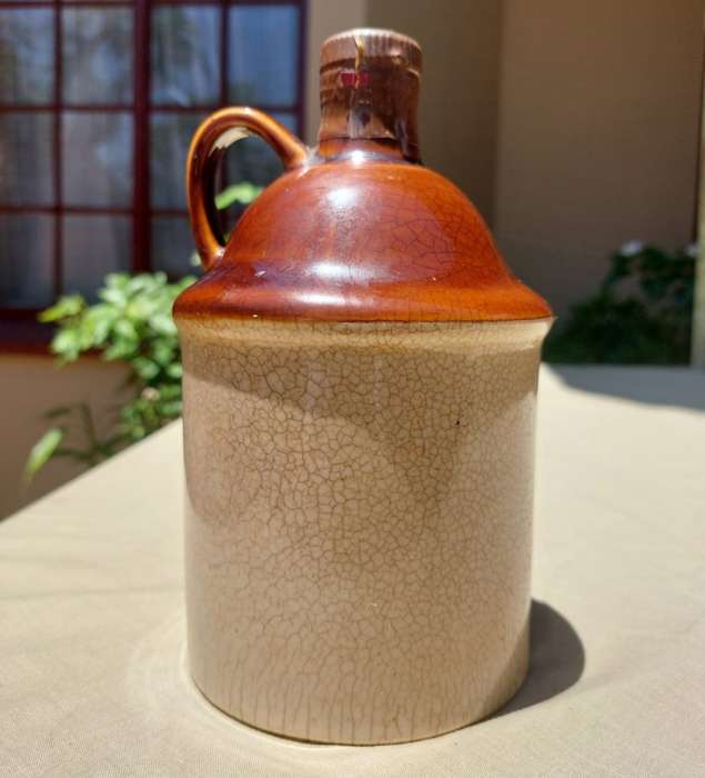 SEDWICKS 1960S THE ORIGINAL OLD BROWN SHERRY 750ML ENAMELLED CERAMIC DECANTER SEALED! AND FULL!