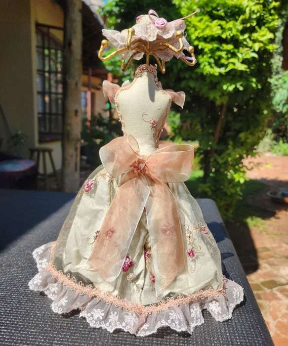GORGEOUS VINTAGE 1980S VICTORIAN DRESS MANNEQUIN JEWELRY HOLDER STAND