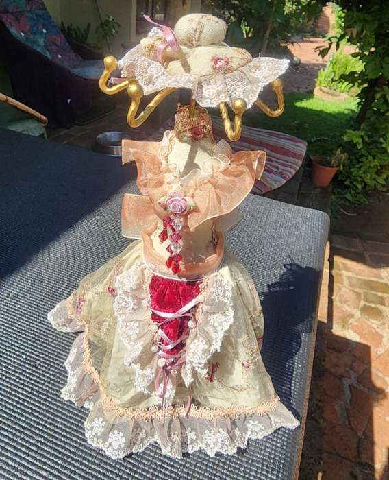 GORGEOUS VINTAGE 1980S VICTORIAN DRESS MANNEQUIN JEWELRY HOLDER STAND