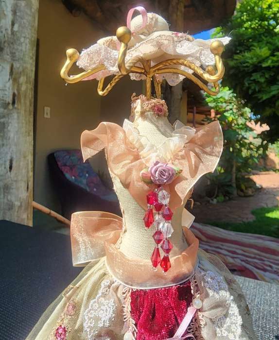 GORGEOUS VINTAGE 1980S VICTORIAN DRESS MANNEQUIN JEWELRY HOLDER STAND