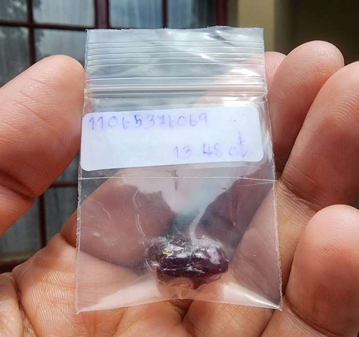 INTERESTING ROUGH 13,50 CARAT PIECE OF COMPOSITE RUBY GEMSTONE WITH RUBY AREA VISIBLE IN RED ON UV!