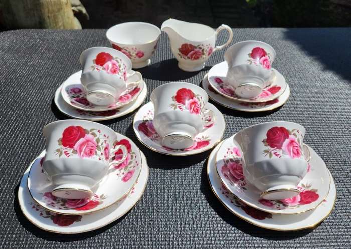 Exquisite Queen Anne 1960s Red and Pink Roses Pattern 16 Piece Teaset