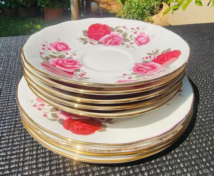 Exquisite Queen Anne 1960s Red and Pink Roses Pattern 16 Piece Teaset