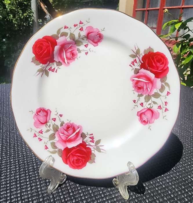 Exquisite Queen Anne 1960s Red and Pink Roses Pattern 16 Piece Teaset
